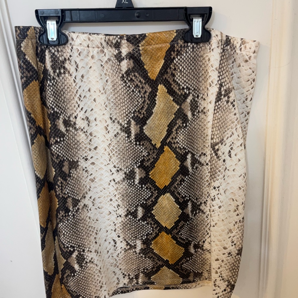 Taupe snake skin print skirt Size L